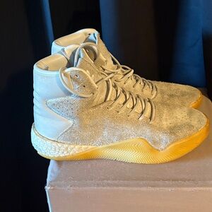 Men's Athletic High-Top Sneakers in Off-White with Yellow Sole